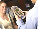 �tape 2 : Entrez votre NIP. Laissez votre carte dans le terminal durant toute l�op�ration, puis suivez les instructions.